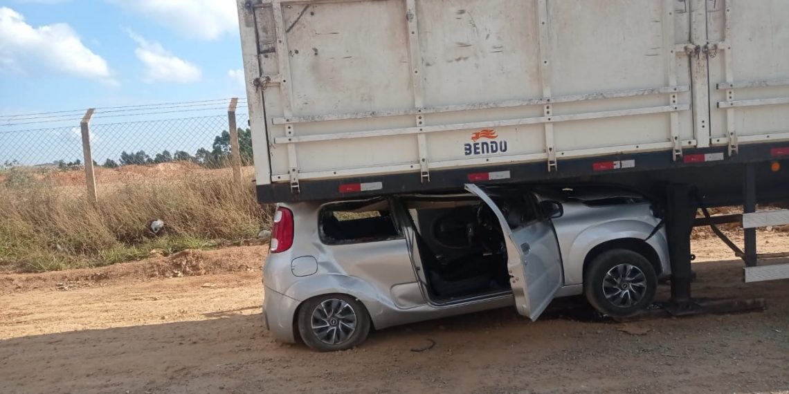 Carro colide contra carreta na Rodovia do Contorno em Poços de Caldas
