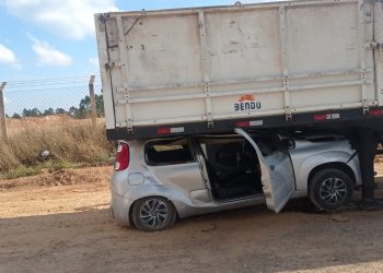 Carro colide contra carreta na Rodovia do Contorno em Poços de Caldas