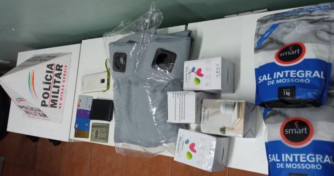 Homem furta sacolas e carteira de entregador de compras online em Poços