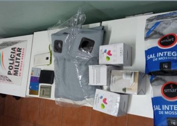 Homem furta sacolas e carteira de entregador de compras online em Poços