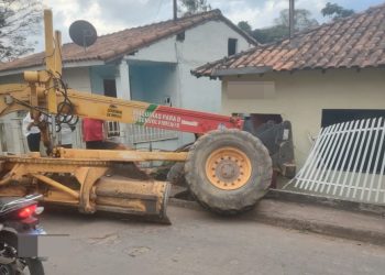 SUSTO| Motoniveladora desgovernada invade casa em Campestre