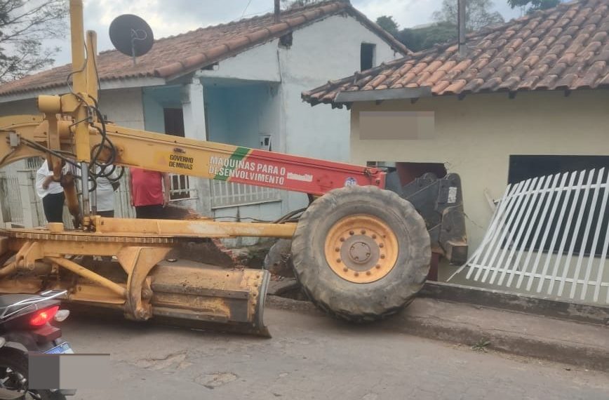 SUSTO| Motoniveladora desgovernada invade casa em Campestre