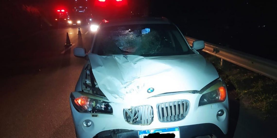 Idosa morre ao ser atropelada por BMW em estrada do sul de Minas