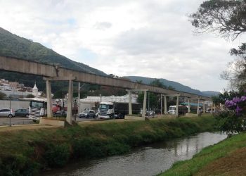Depósito da Receita Federal em Poços recebe maços de cigarros apreendidos em operação da PF
