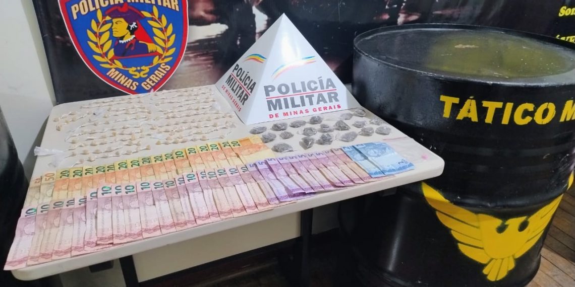 Jovem é preso com 160 pedras de crack, dinheiro e outras drogas em Poços