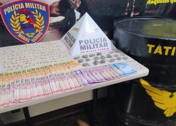 Jovem é preso com 160 pedras de crack, dinheiro e outras drogas em Poços