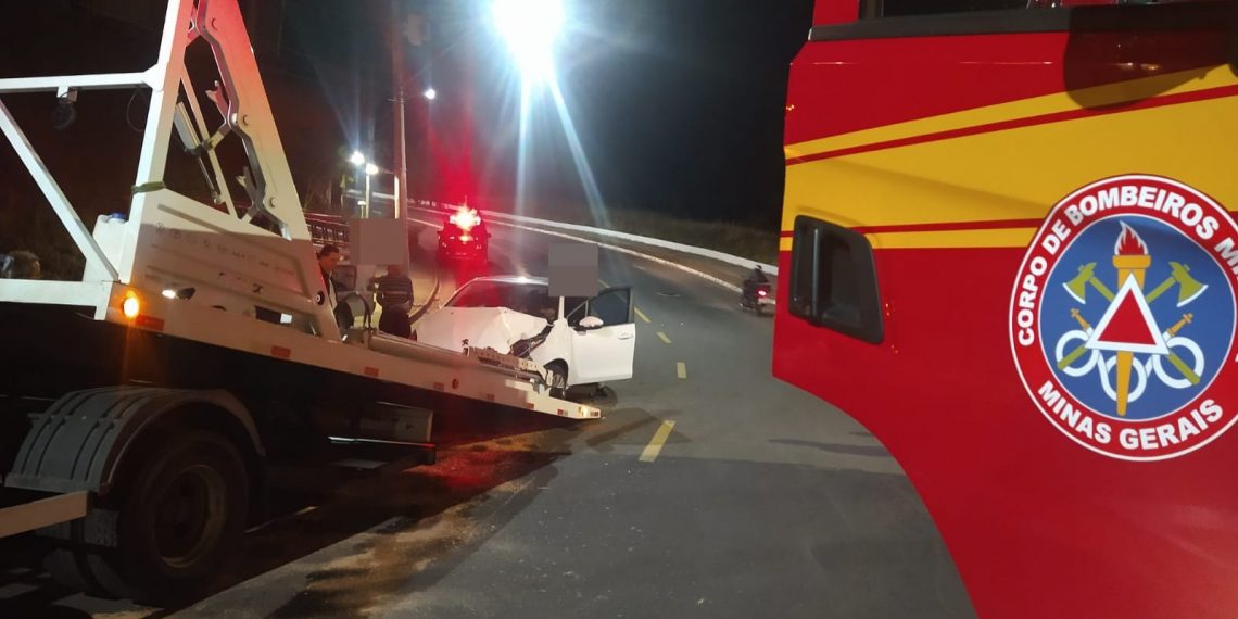 Óleo em pista causa colisão de carro em poste em Poços de Caldas