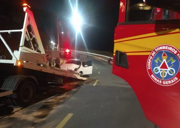 Óleo em pista causa colisão de carro em poste em Poços de Caldas