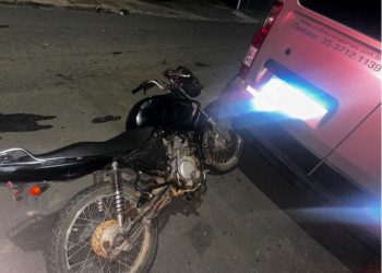 Moto roubada é recuperada após bater em outro veículo em Poços de Caldas