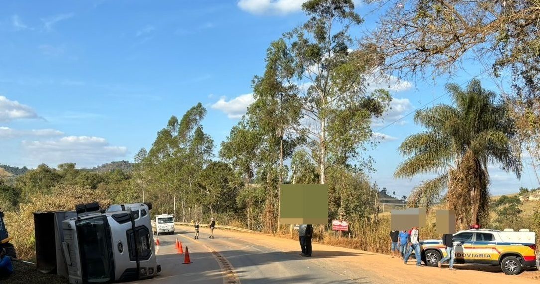 Caminhão carregado de café tomba em Campestre
