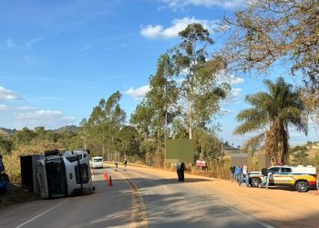 Caminhão carregado de café tomba em Campestre