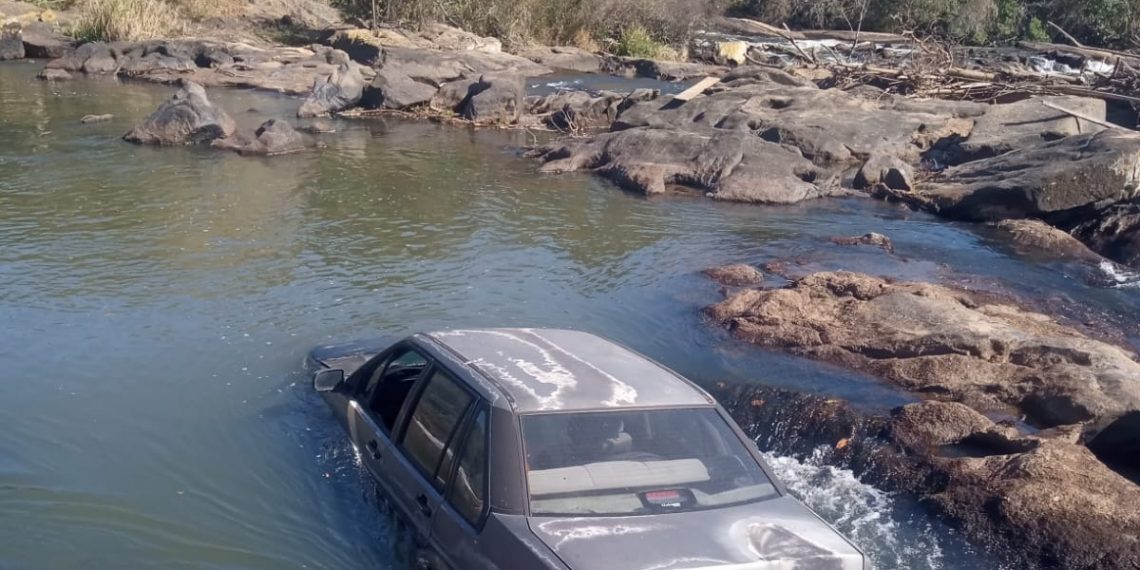 Carro é encontrado em cachoeira em Bandeira do Sul