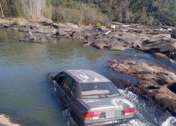 Carro é encontrado em cachoeira em Bandeira do Sul