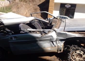 Gol fica destruído após atingir caminhonete na Serra do Selado