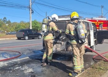 Kombi pega fogo na zona sul em Poços de Caldas