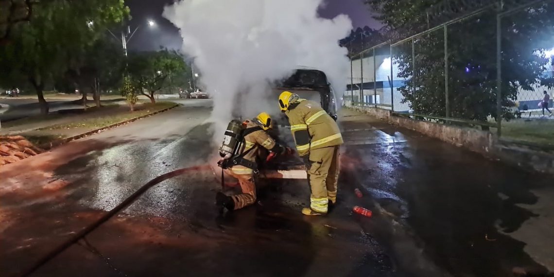 Kombi pega fogo em Zona Leste de Poços de Caldas
