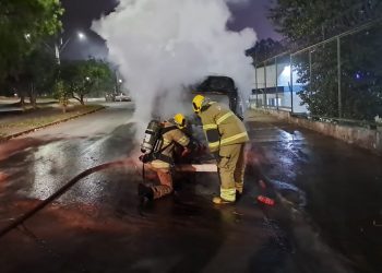 Kombi pega fogo em Zona Leste de Poços de Caldas