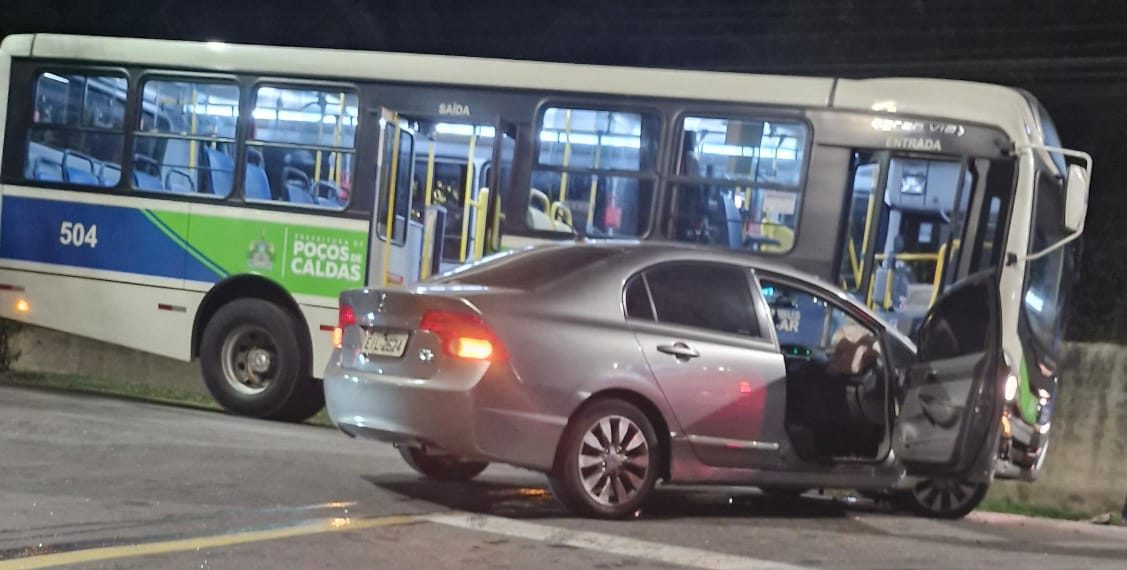 Carro bate em ônibus da Floramar em Zona Oeste de Poços