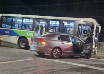 Carro bate em ônibus da Floramar em Zona Oeste de Poços