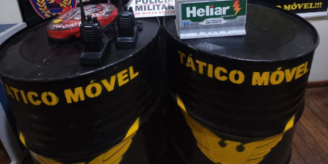 Polícia Militar recupera produtos furtados em operação contra tráfico em Poços