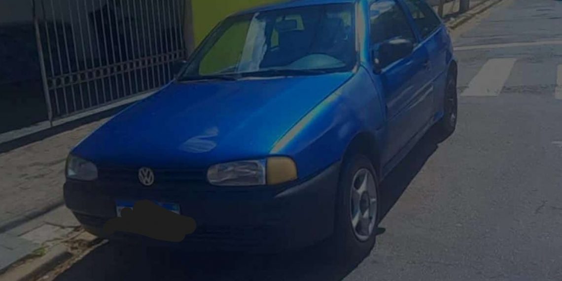 Ladrão de carro pula no rio para fugir da polícia