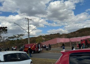 Motociclista fica ferido após colidir contra carro na zona leste de Poços de Caldas