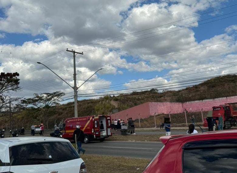 Motociclista fica ferido após colidir contra carro na zona leste de Poços de Caldas