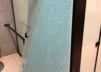 Academia tem vidro quebrado e celular furtado em Poços de Caldas