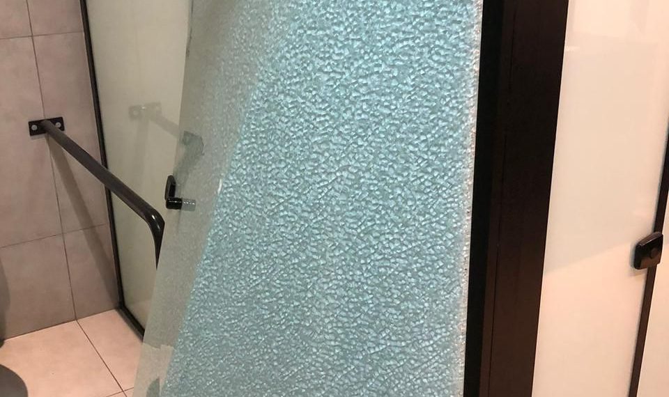 Academia tem vidro quebrado e celular furtado em Poços de Caldas