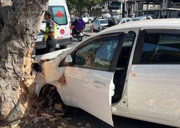 Motorista fica ferido após atingir carro contra árvores em Poços de Caldas