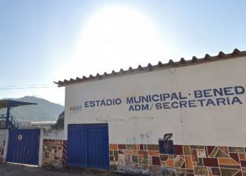 Torcedores invadem campo e agridem jogadores em Poços de Caldas