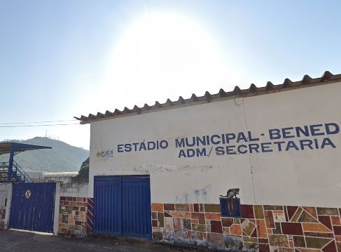 Torcedores invadem campo e agridem jogadores em Poços de Caldas