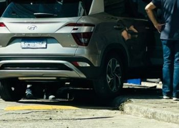 Motorista perde controle após ser fechada por caminhonete, sobe em calçada e colide com carro em Poços de Caldas