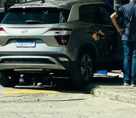 Motorista perde controle após ser fechada por caminhonete, sobe em calçada e colide com carro em Poços de Caldas