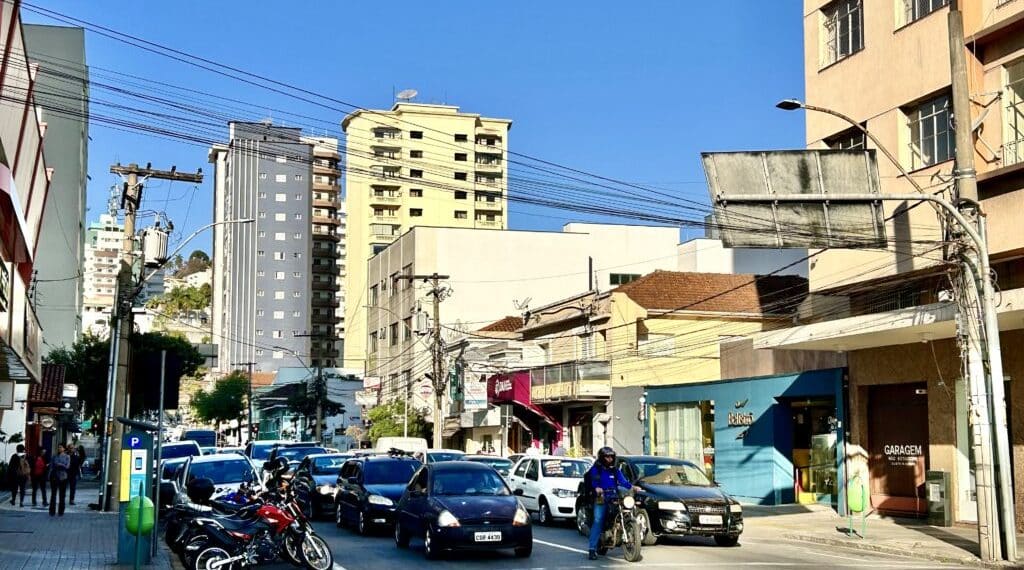 Rua central fica interditada nesta terça-feira em Poços; confira