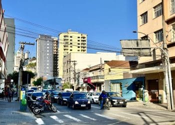 Rua central fica interditada nesta terça-feira em Poços; confira