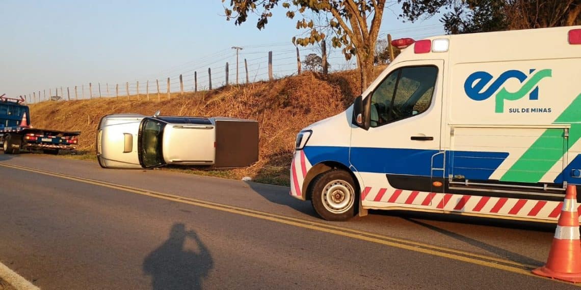 Motorista fica ferido após tombar caminhonete na Rodovia MG-455 em Andradas