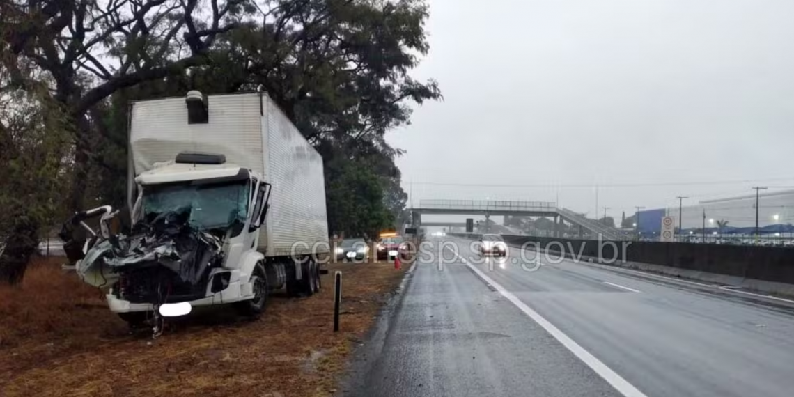 Colisão entre caminhão e carreta resulta em vítima fatal na SP-330