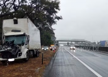 Colisão entre caminhão e carreta resulta em vítima fatal na SP-330
