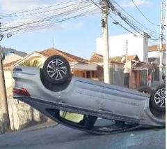 Condutor capota após tentar filmar infração de trânsito em Poços de Caldas