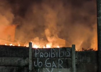 Incêndio consome 800 metros quadrados de lote vago em Poços de Caldas