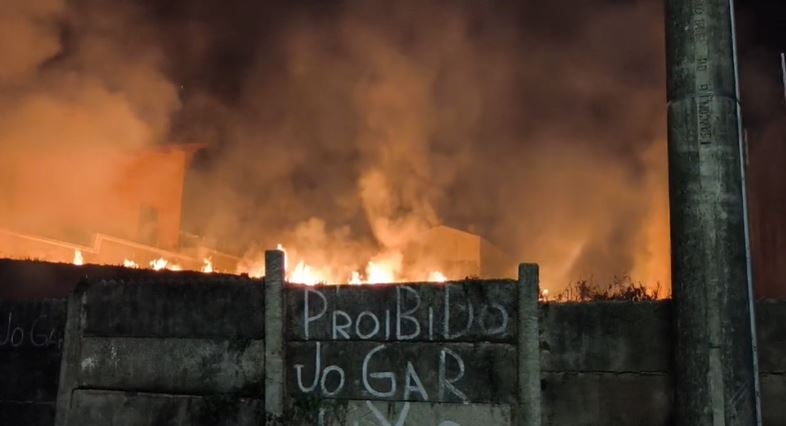 Incêndio consome 800 metros quadrados de lote vago em Poços de Caldas
