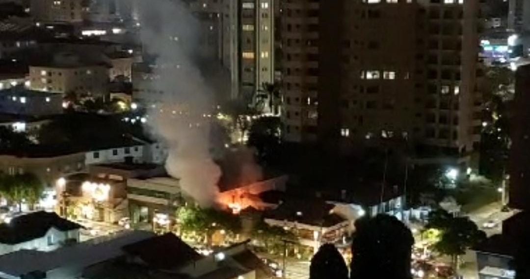 Incêndio em churrascaria é combatido por funcionários em Poços de Caldas