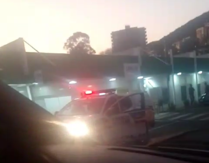 PM recebe denúncia sobre homem armado com faca em Poços