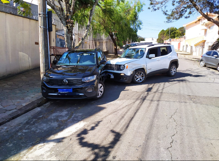Acidente entre três carros é registrado no centro de Poços de Caldas
