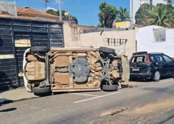 Veículo tomba após perder o controle e colidir em outros 4 veículos em Andradas