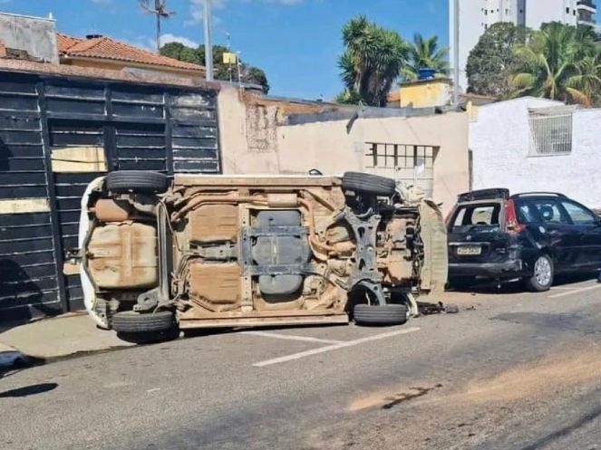 Veículo tomba após perder o controle e colidir em outros 4 veículos em Andradas