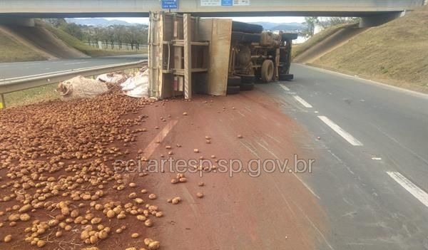 Caminhão que transportava batata tomba em São João da Boa Vista