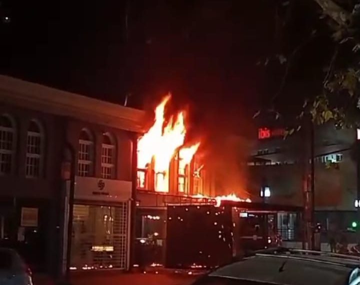 Restaurante pega fogo no centro de Poços de Caldas. Veja as imagens!!