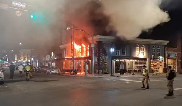 Prejuízo de restaurante incendiado em Poços chega a 600 mil reais